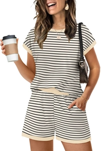 Détail du t-shirt à rayures noires et blanches avec bordures contrastées beiges douces