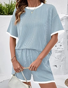Detailaufnahme des hellblauen gestreiften Sommersets mit weißen Rippbündchen und Textur