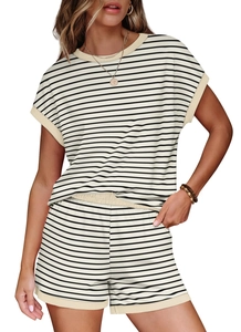 Détail de l'ensemble t-shirt rayé et short élastique avec bords côtelés en couleur beige