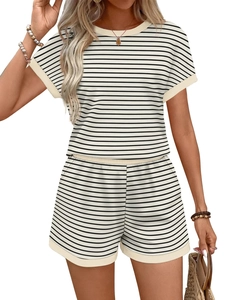Détail d'un ensemble d'été rayé pour femme avec t-shirt col rond et short élastique