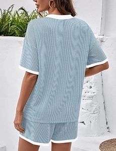Details des blau gestreiften Kurzarmsets mit weißem Kontrastrand und Stricktextur