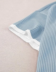Detail von blau-weiß gestreiftem Strukturstoff mit weißem geripptem Saum für den Sommer