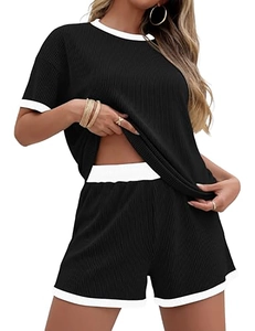 Detailaufnahme von schwarzem Rippstoff und weißer Paspelierung am sommerlichen Set