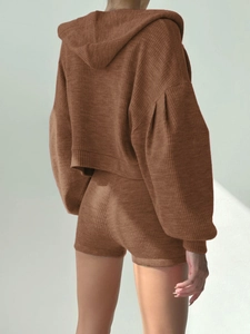 Braunes Strickset aus geripptem Stoff mit kurzem Hoodie und Shorts in der Rückansicht