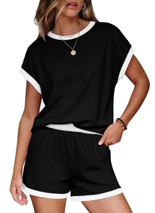 Détail d'un ensemble de détente noir avec bordures blanches contrastées et poches