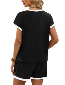 Vue de dos d'un pyjama noir décontracté avec bordures blanches contrastées en maille de coton