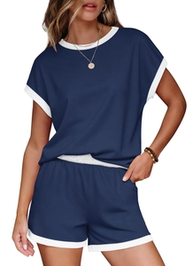 Détail de l'ensemble de détente bleu marine avec bordure blanche et maille jersey douce