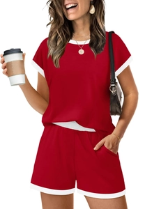 Détail d'un t-shirt rouge à manches courtes avec bordure contrastée blanche et col rond
