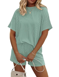 Detail der gerippten Strickstruktur auf minzgrünem Kurzarm-Oberteil und Shorts-Set