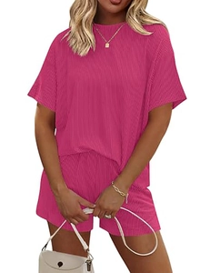 Detail von magentafarbenem Rippstrick-Kurzarm-Top und elastischen Shorts Sommer-Zweiteiler