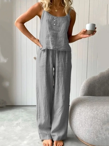 Detail eines grauen Baumwoll-Leinen-Zweiteilers mit Camisole-Top und weit geschnittener Hose