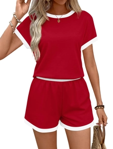 Détail d'un ensemble d'été rouge avec bordures blanches contrastées au col et au short