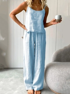 Detail eines hellblauen Leinen-Zweiteilers mit Camisole zum Knöpfen und weiter Hose