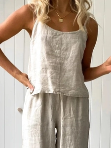 Nahaufnahme des beigen Leinen-Zweiteilers mit Camisole mit Knöpfen und weiter Stoffhose