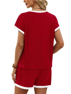 Vue de dos d'un ensemble de pyjama d'été rouge avec des bordures côtelées blanches contrastées