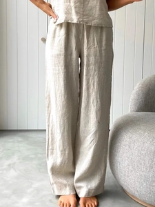 Nahaufnahme der beigen Leinenhose mit Textur und elastischem Bund im Detail