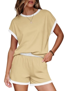 Détail des bordures côtelées contrastées sur cet ensemble pyjama en maille jaune