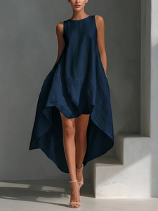 Détail de l'ourlet asymétrique et texture coton-lin sur robe d'été bleu foncé sans manches