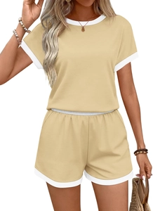 Détail d'un ensemble de détente en tricot pour femmes avec passepoil blanc contrastant