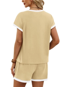 Vue arrière d'un ensemble de pyjama kaki avec des bordures blanches contrastées