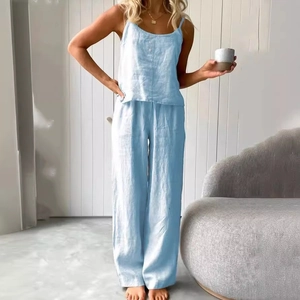 Hellblaues Leinen-Zweiteiler-Set mit geknöpftem Camisole und weiter Hose für Damen