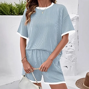 Zweiteiliges Damen-Sommerset in Hellblau gestreift mit T-Shirt und Shorts sowie weißem Saum
