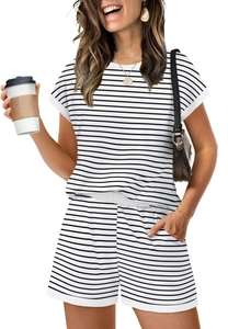 Détail d'un ensemble de pyjama deux pièces à rayures noires et blanches en coton doux