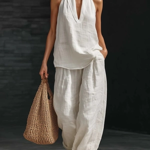Dettaglio del set bianco due pezzi con top a v neck halter e pantaloni in lino larghi