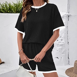 Damen zweiteiliges Sommer-Freizeitset mit gestreiftem Kurzarm-T-Shirt und Shorts aus Rippstoff