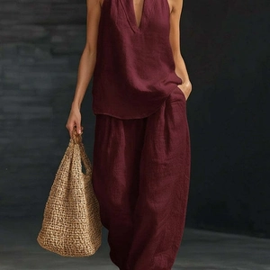 Dettaglio del set due pezzi in cotone e lino bordeaux con top con scollo a V