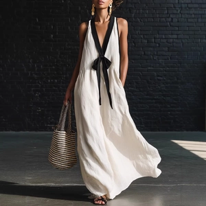 Robe longue blanche sans manches à col en V avec bordure noire et détail de nœud