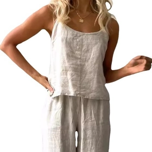 Damen Strand-Set aus Leinen mit beigem Camisole-Top und passender Hose für den Sommerurlaub