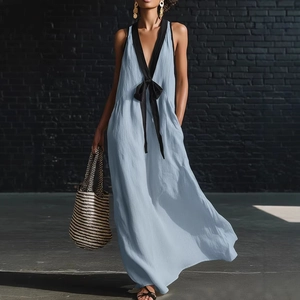 Robe longue bleu clair sans manches avec col en V et détails de nœud élégants