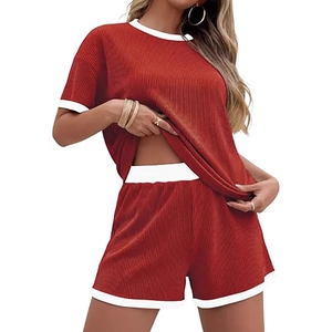 Damen 2-Teiler Rippstrick Set mit Kurzarm Oberteil und Shorts in Ziegelrot mit weißem Saum