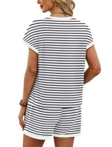 Vue arrière d'un ensemble de détente rayé avec t-shirt et short à cordon serré