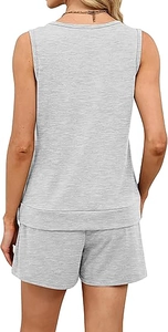 Vista trasera del conjunto de top sin mangas y pantalones cortos en gris jaspeado
