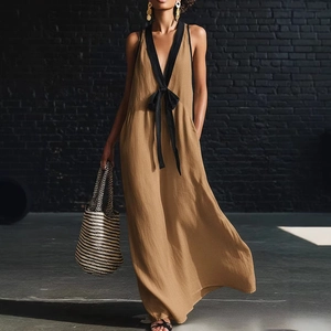 Détail d'une robe longue sans manches col en V avec nœud noir et texture aspect lin