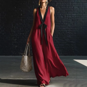 Robe longue élégante bordeaux sans manches avec col en V et nœud papillon noir