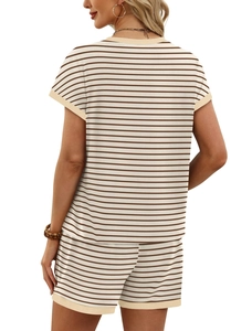 Vue arrière d'un ensemble de détente rayé pour femme avec manches courtes et short