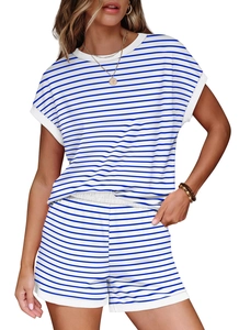 Détail du pyjama rayé bleu et blanc montrant le tissu en maille douce et les bords-côtes