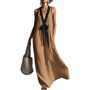 Robe longue élégante sans manches kaki avec col en V et nœud papillon noir contrasté