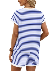 Vue arrière d'un ensemble décontracté pour femme à rayures horizontales bleues et blanches