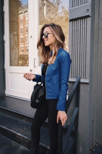 Detailansicht einer blauen Lederjacke mit schickem Stehkragen und einem Metallreißverschluss