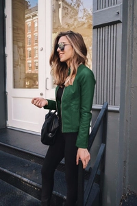 Details einer dunkelgrünen PU-Lederjacke mit goldenem Metallreißverschluss für Damen