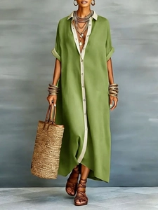 Robe longue chemise ample en coton et lin vert herbe avec patte de boutonnage beige contrastée