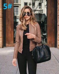 Details des braunen PU-Lederblazers mit Stehkragen und Reißverschlussbündchen für Damen
