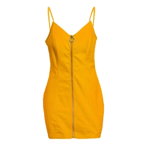 Dettaglio di un vestito giallo sexy con cerniera argentata centrale e cursore ad anello