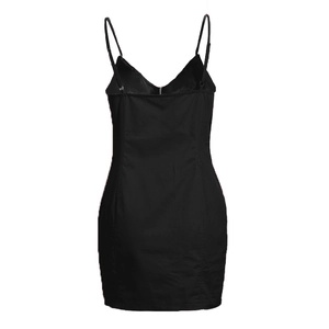 Dettaglio dell'abito sottoveste nero bodycon con spalline sottili e vestibilità slim