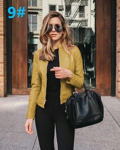 Streetstyle-Ansicht einer senfgelben Kunstleder-Bikerjacke mit Stehkragen und Reißverschluss