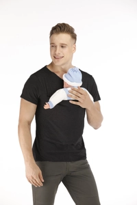 Detail of the high-quality kangaroo pocket shirt for baby carrying and skin-to-skin care